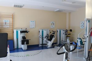 Na zdjęciu pusta sala do ćwiczeń i rehabilitacji z różnymi urządzeniami