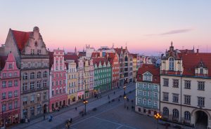 na zdjęciu widok z okna na wrocławski Rynek i kamienice