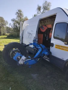 na zdjęciu otwarty samochód autopomocy, przed drzwiami samochodu urządzenia do naprawy