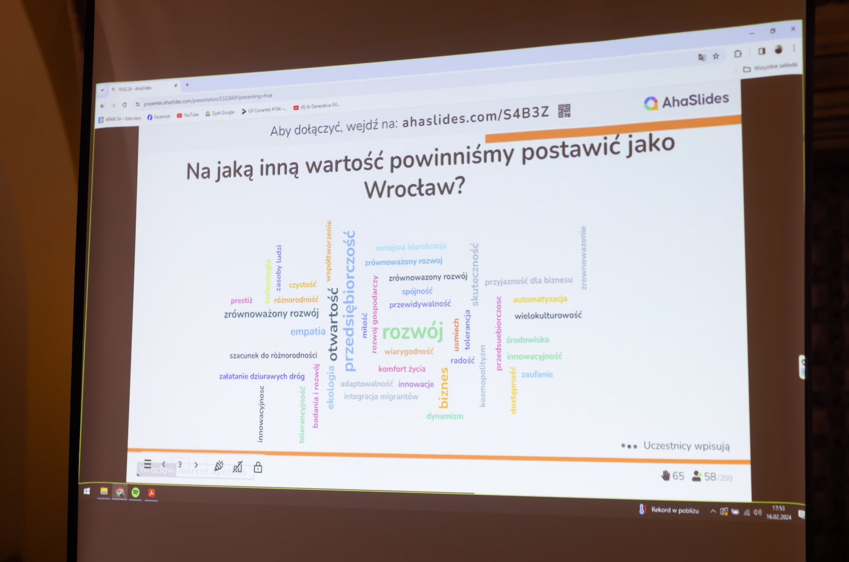 spotkanie dotyczące strategii Wrocławia 2025, na zdjęciu slajd z rzutnika